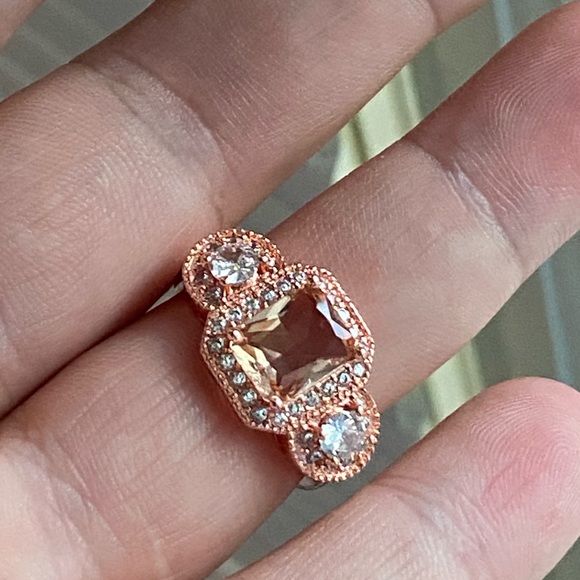 New beautiful Gold Plated Radiant Crystal Ring - Picture 4 of 6